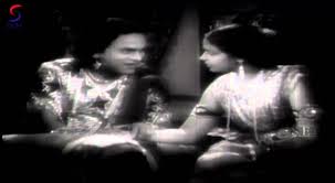 Ullang Kavarumen Paavaai Song Lyrics